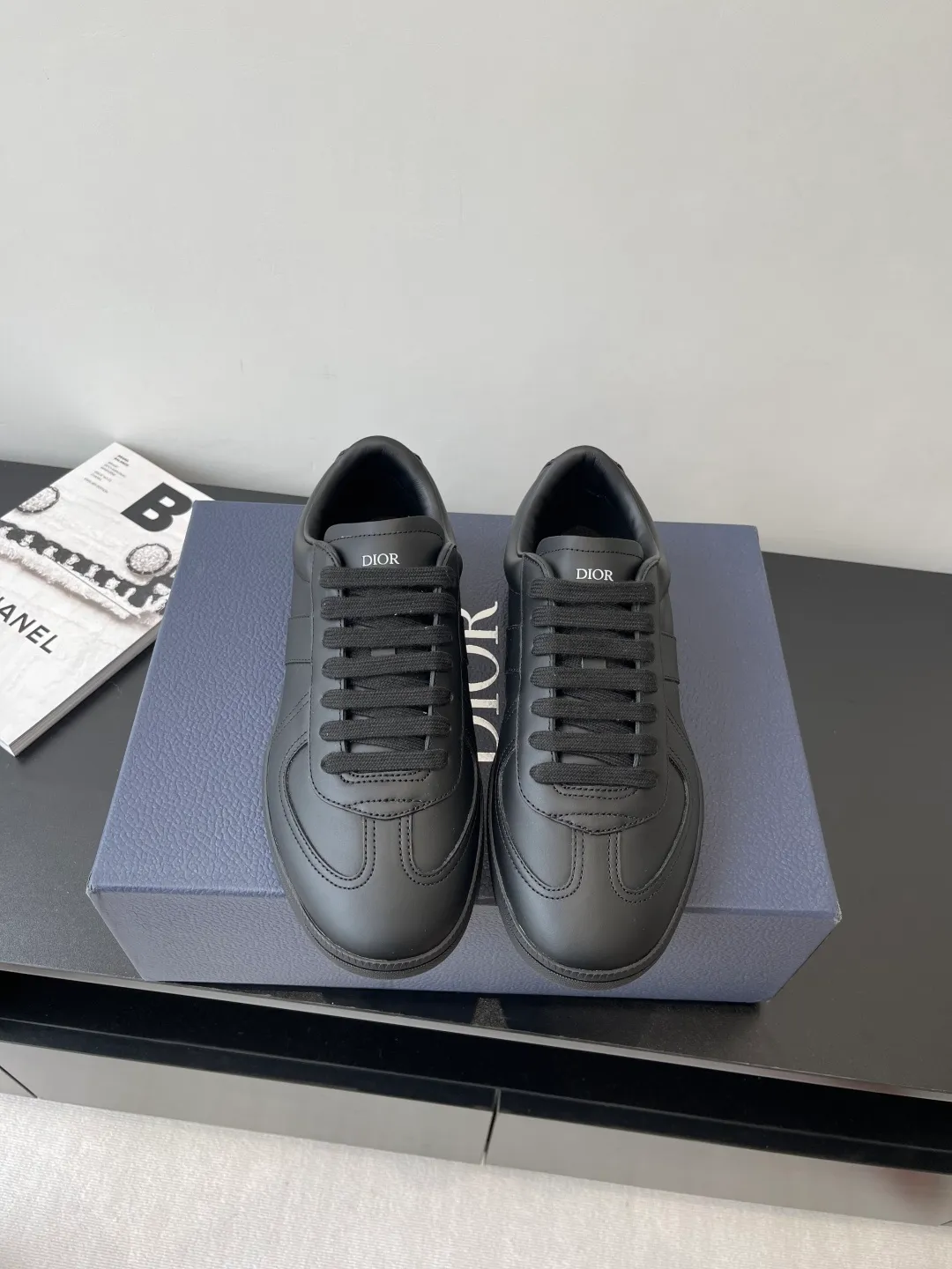 Factory price: 420💰The top version of Dior 25ss new product B01 moral training shoes. The toe size design of the couple's style is a bit wider. The upper foot comfort is perfect. The thread is beautiful. Perfectly suitable for trousers. Decorated with various classic details. It is the ideal choice for daily styling. It can be matched with various casual items to create exquisite shapes. Fabric first layer cowhide/lining sheepskin T men's shoes💰U original outsole Code number: 38-44, customized 45